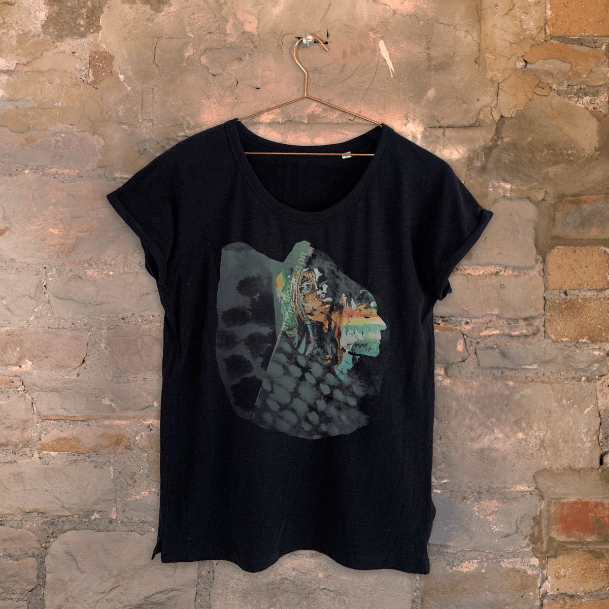 FLOATING ON A MOMENT - 女性用スクープネックブラックTシャツ