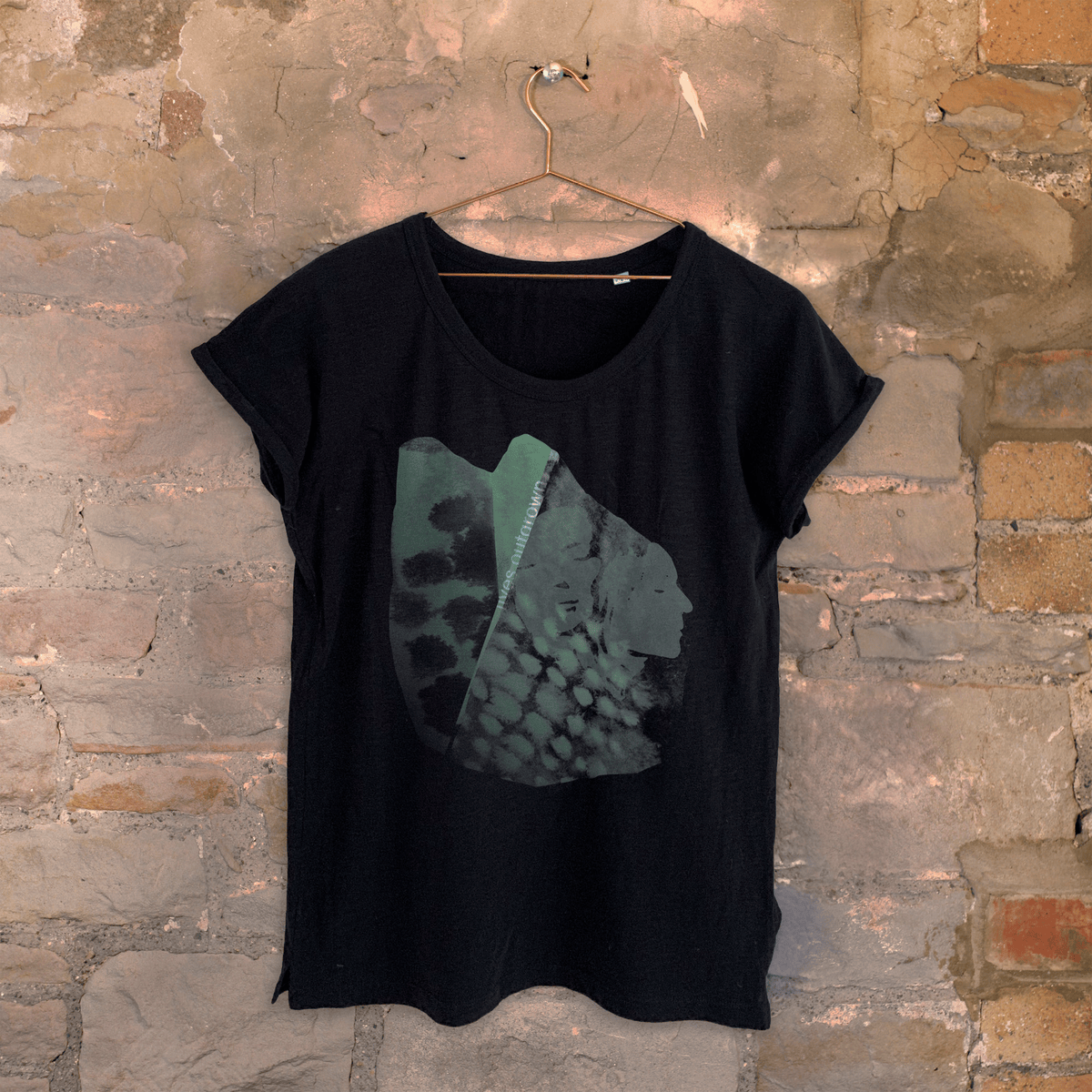 FLOATING ON A MOMENT - 女性用スクープネックブラックTシャツ